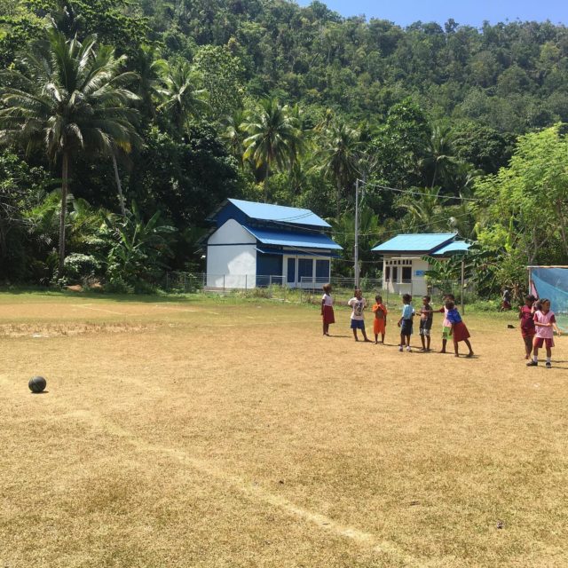 🇫🇷🇬🇧🇮🇩 Les enfants indonésiens ont découvert le jeu du « Ballon béret » présenté par leurs homologues français. Malgré la chaleur accablante, ils ont voulu faire une partie. Indonesian kids have been glad to discover the new ball game named « Beret ball » presented by the French kids from Sartrouville. They really enjoyed playing this game. #ballgame #jeudeballe #ballon #primaryschool #ecoleprimaire #charityproject #projetsolidaire #rajaampat #yembubavilage #mansuarisland